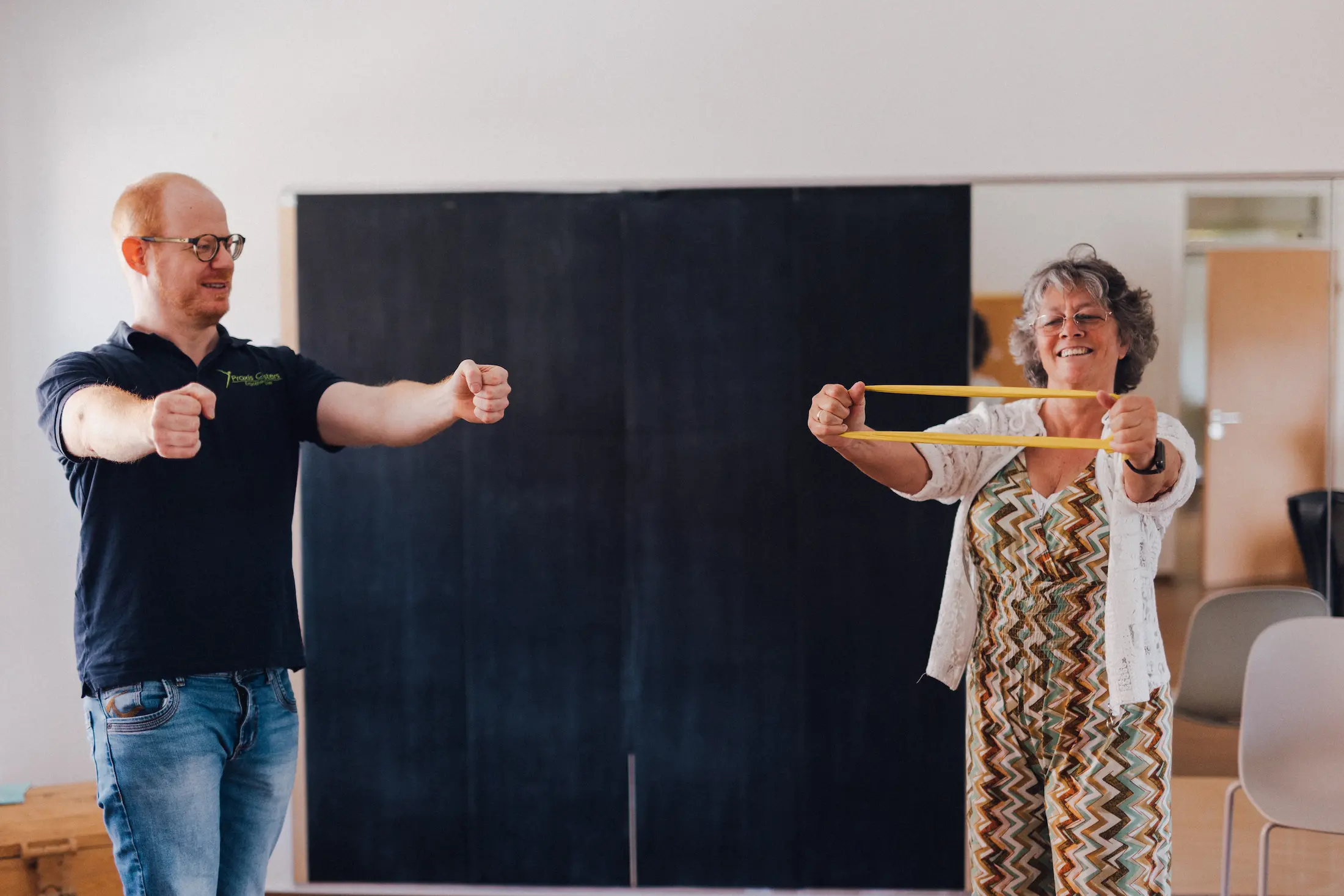 Frau nimmt Ergotherapie in der Praxis Custers wahr