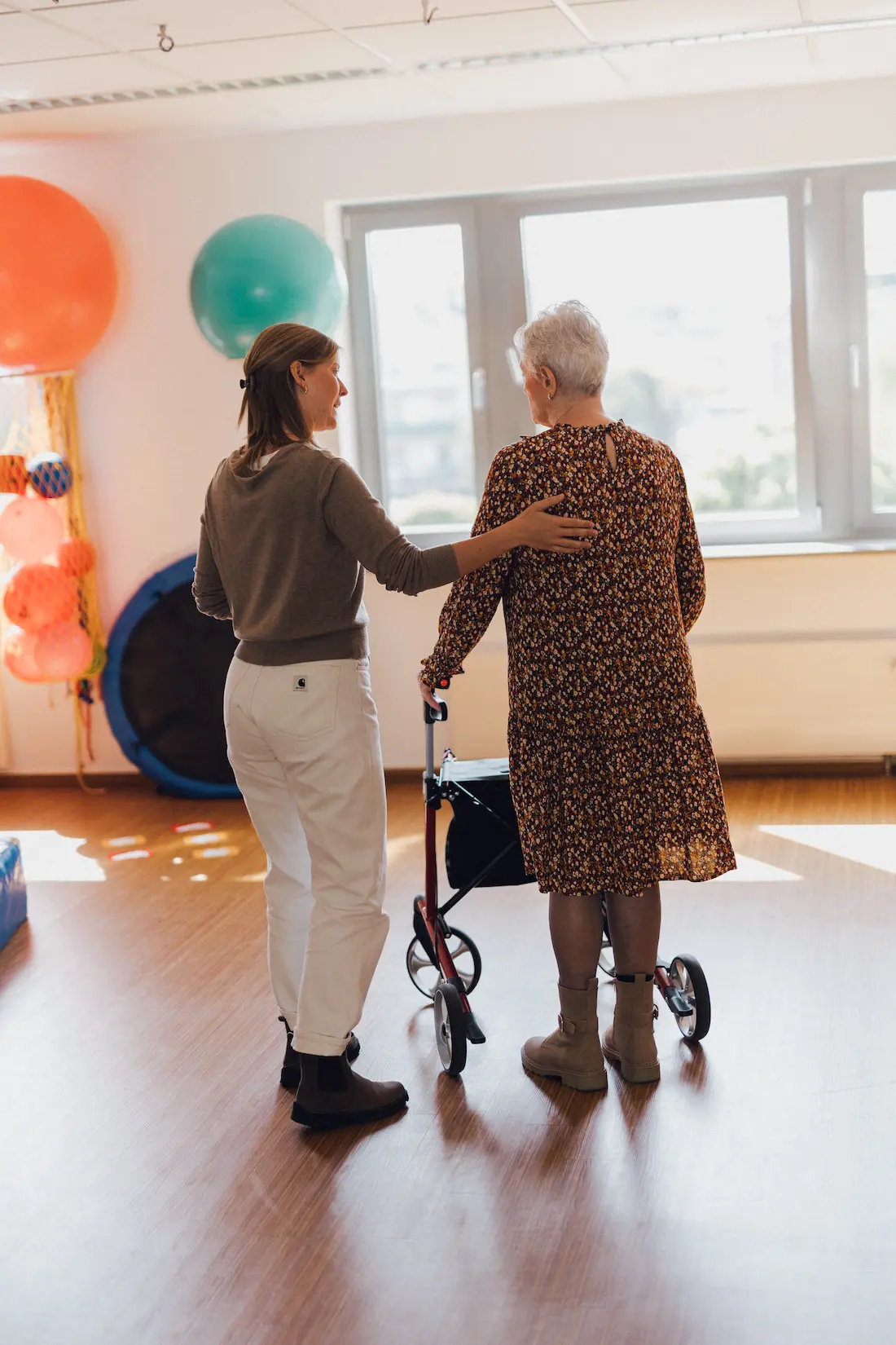 Frau wird bei der neurologischen Therapie in der Praxis Custers angeleitet