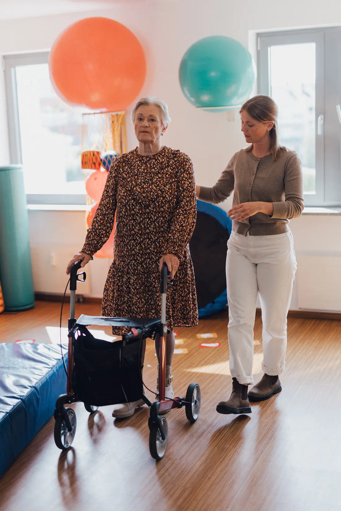 Frau wird bei der neurologischen Therapie in der Praxis Custers angeleitet