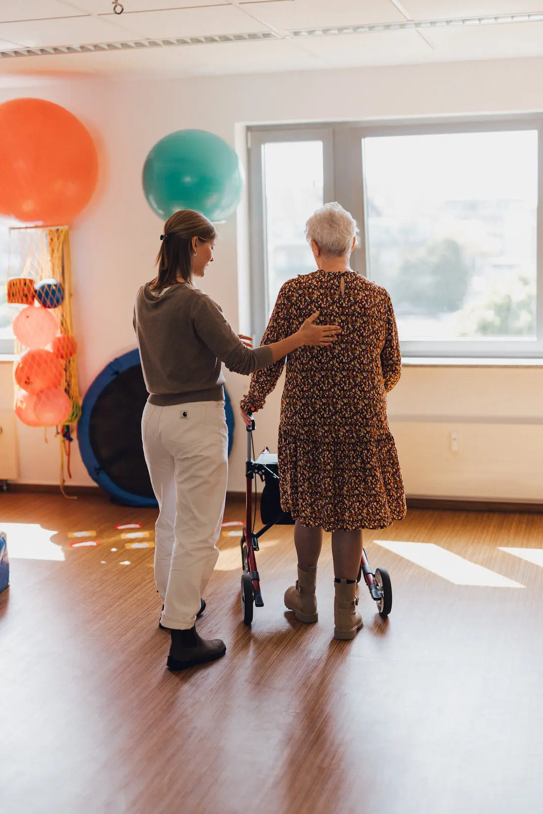 Frau wird bei der neurologischen Therapie in der Praxis Custers angeleitet