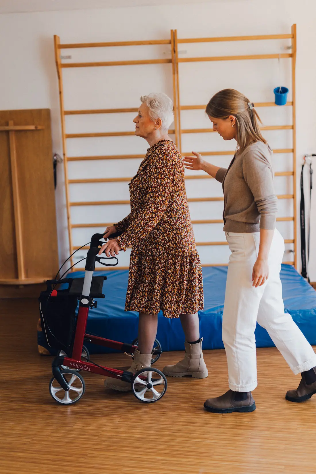 Frau wird bei der neurologischen Therapie in der Praxis Custers angeleitet