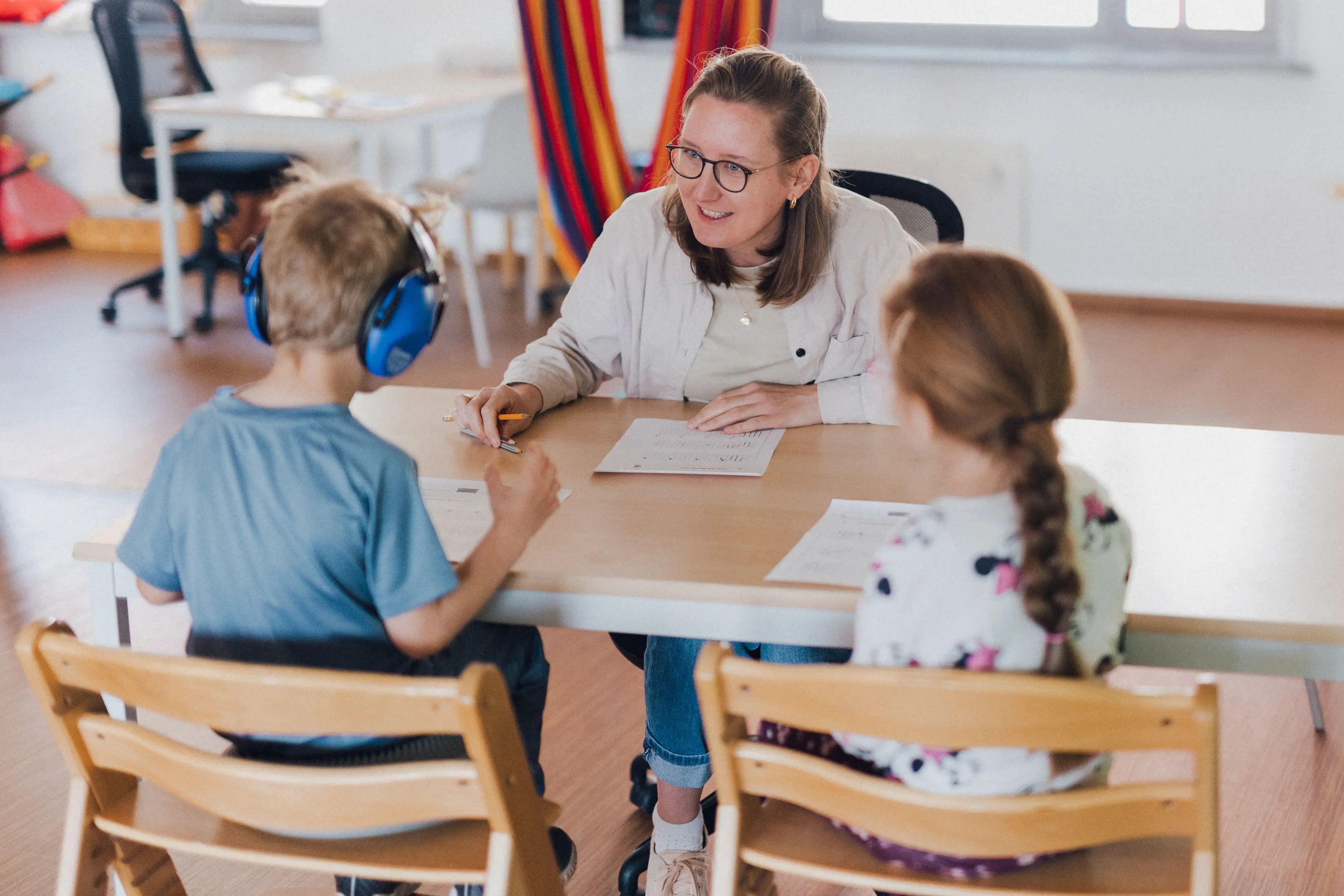Kinder bei der Ergotherapie in der Praxis Custers