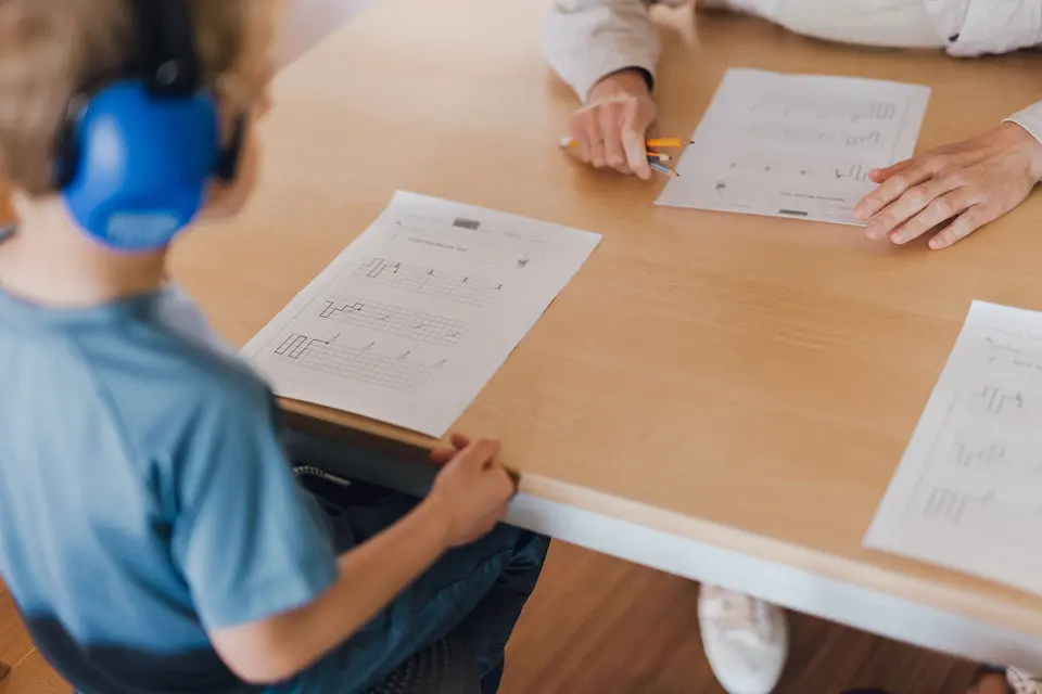 Ein Kind bei der Ergotherapie in der Praxis Custers