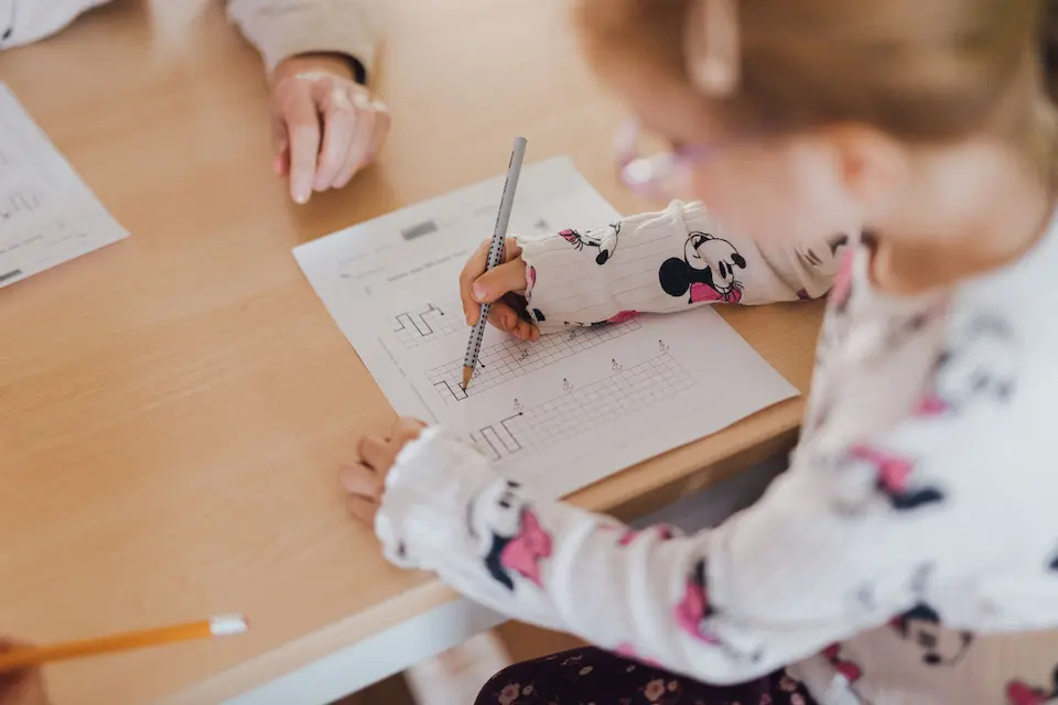 Ein Kind zeichnet in der Praxis Custers