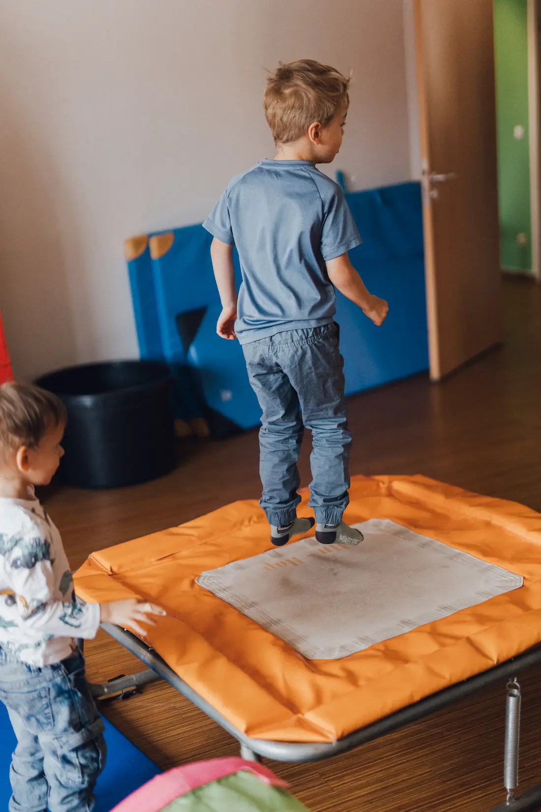 Kind trainiert den Bewegungsapparat in der Praxis Custers