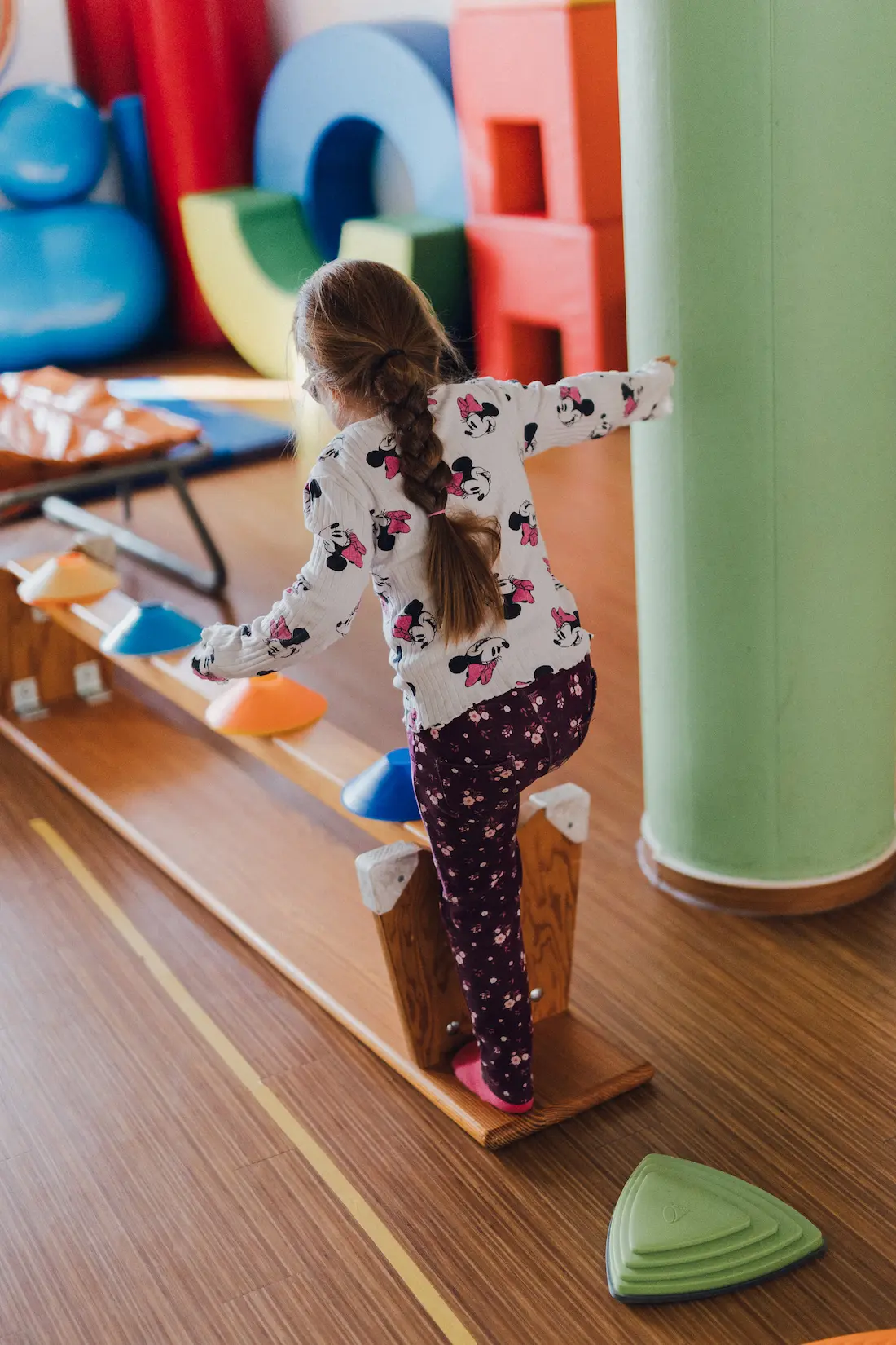 Kind trainiert den Bewegungsapparat in der Praxis Custers