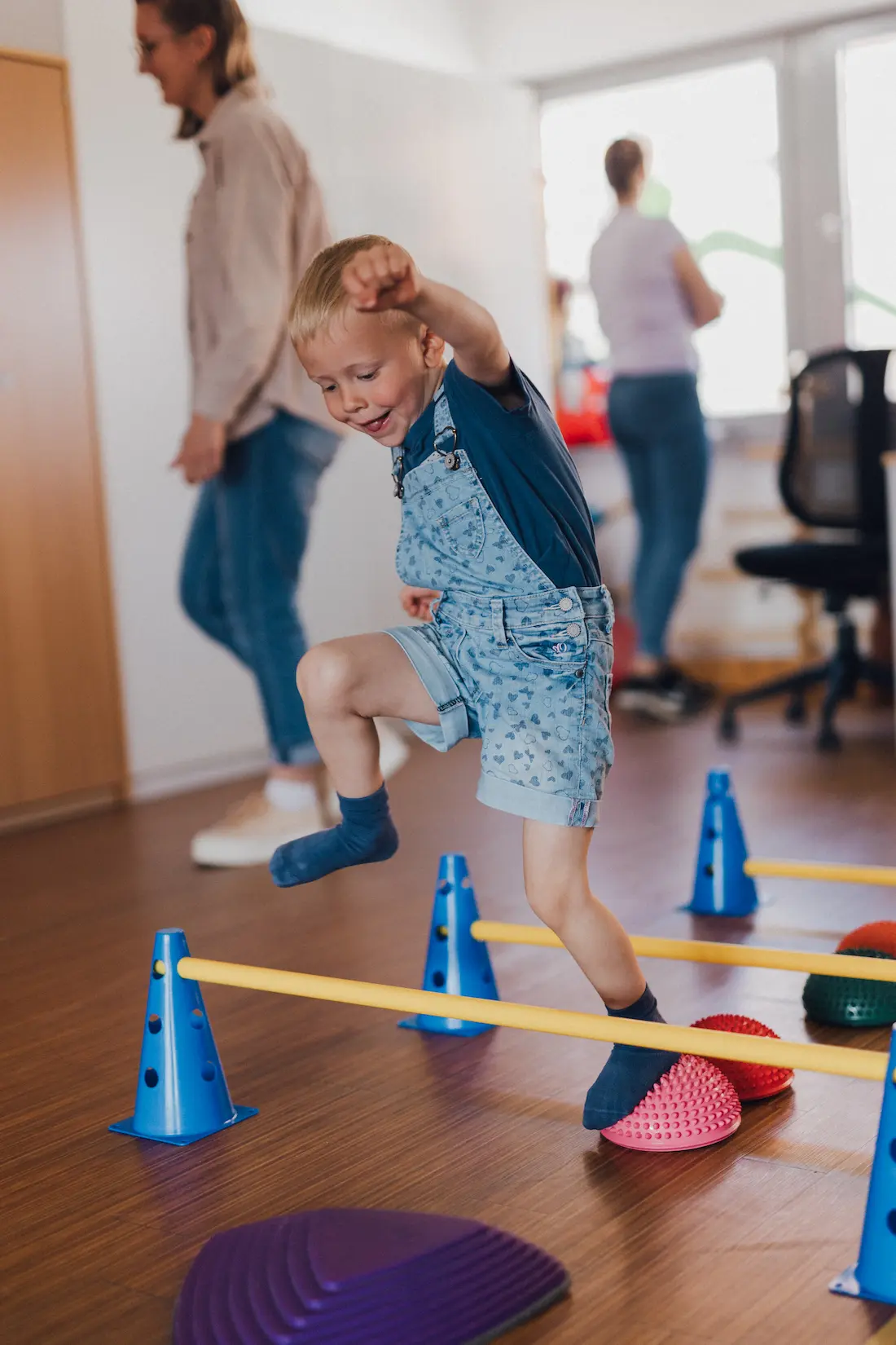 Kind trainiert den Bewegungsapparat in der Praxis Custers