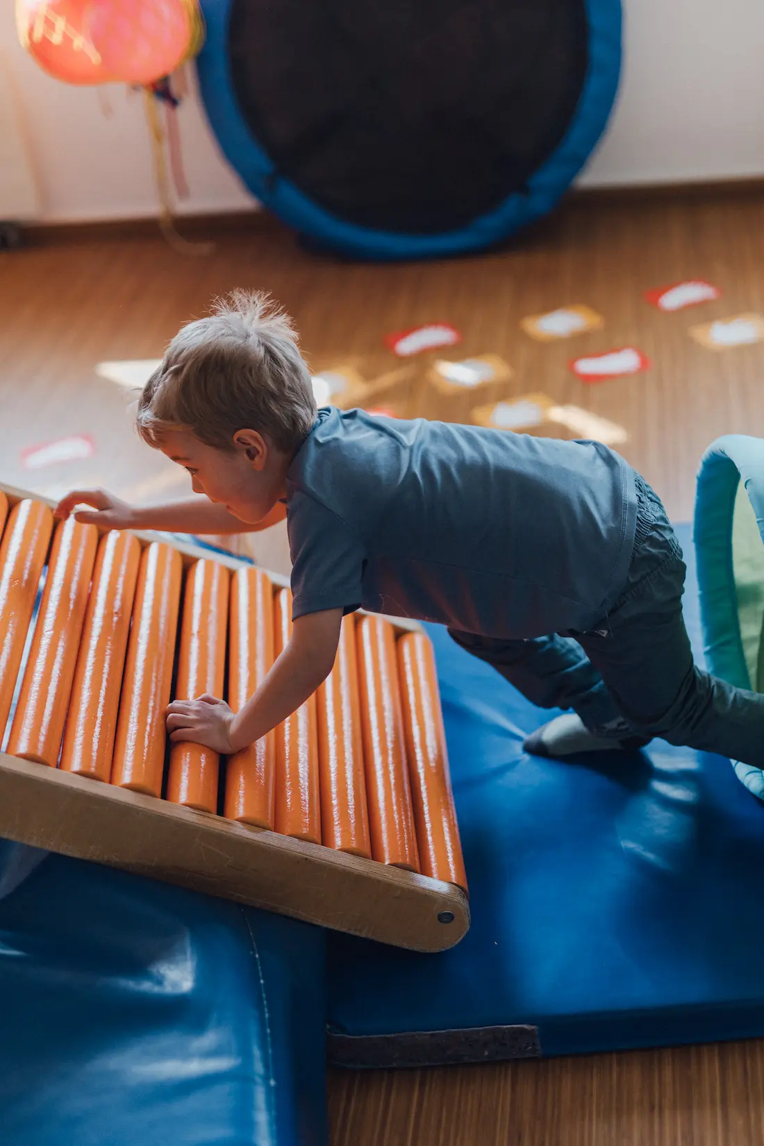 Kind trainiert den Bewegungsapparat in der Praxis Custers