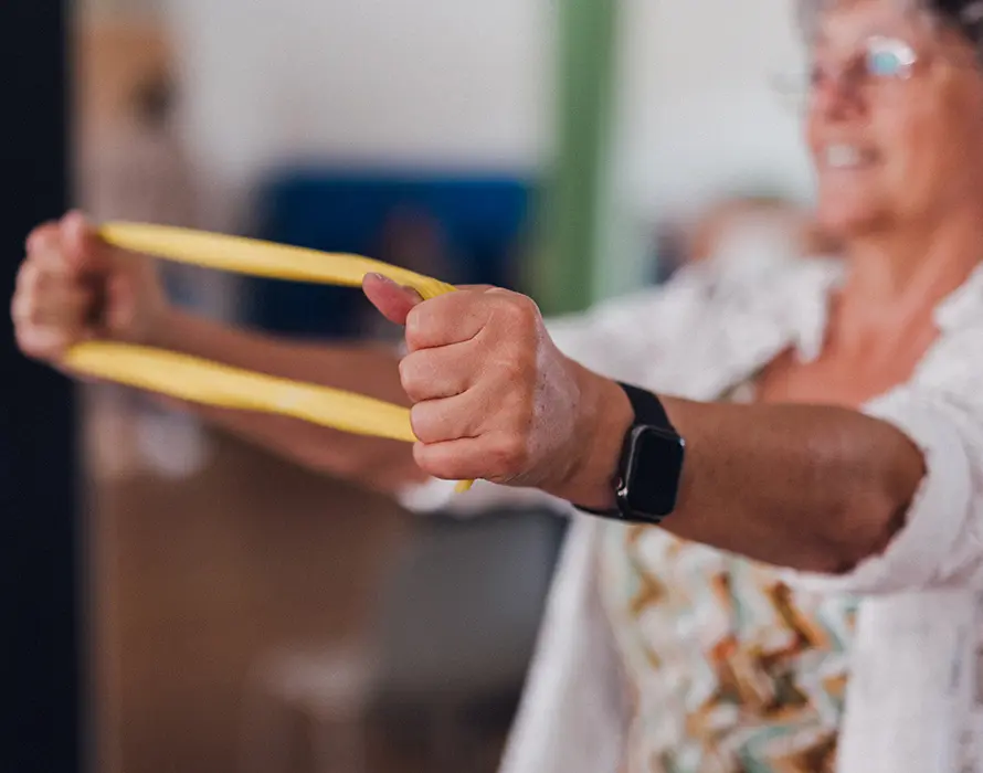 Frau trainiert ihre Armmuskulatur in der Praxis Custers