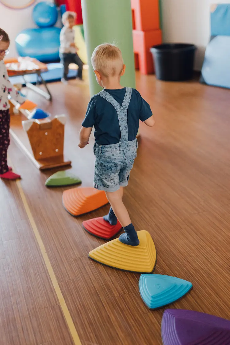 Kind trainiert den Bewegungsapparat in der Praxis Custers