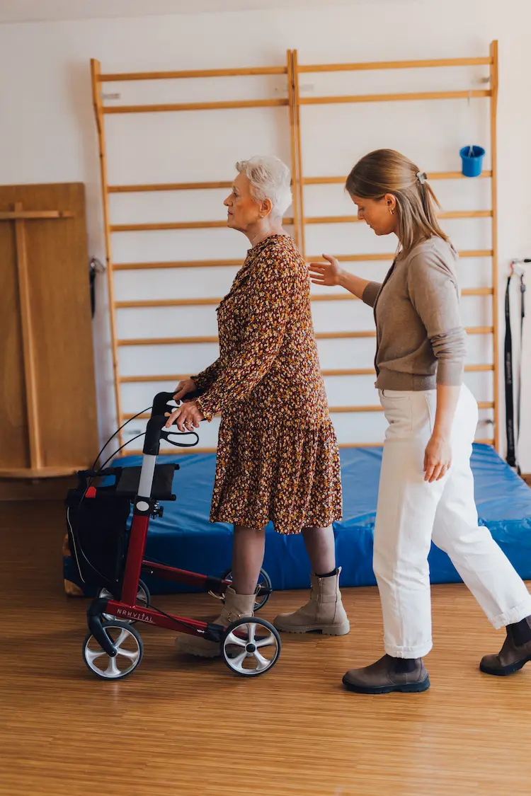 Frau wird von Therapeutin angeleitet
