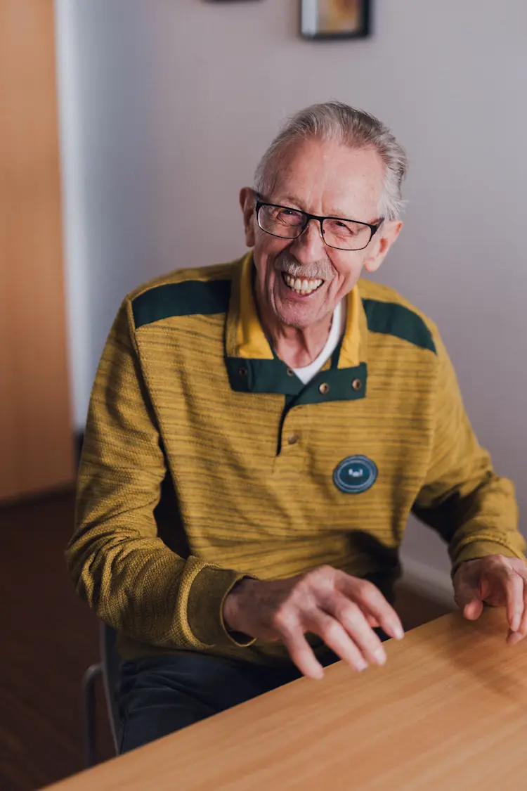 Gut gelaunter Herr in der Praxis Custers