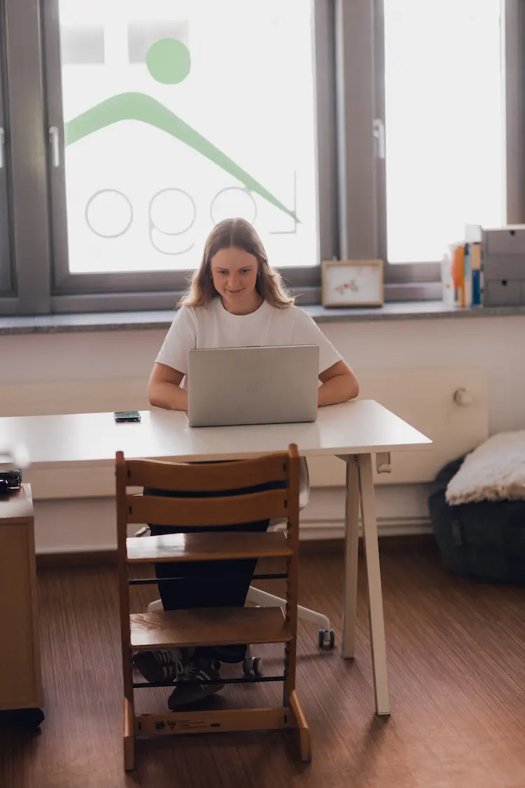 Therapeutin arbeitet in der Praxis Custers