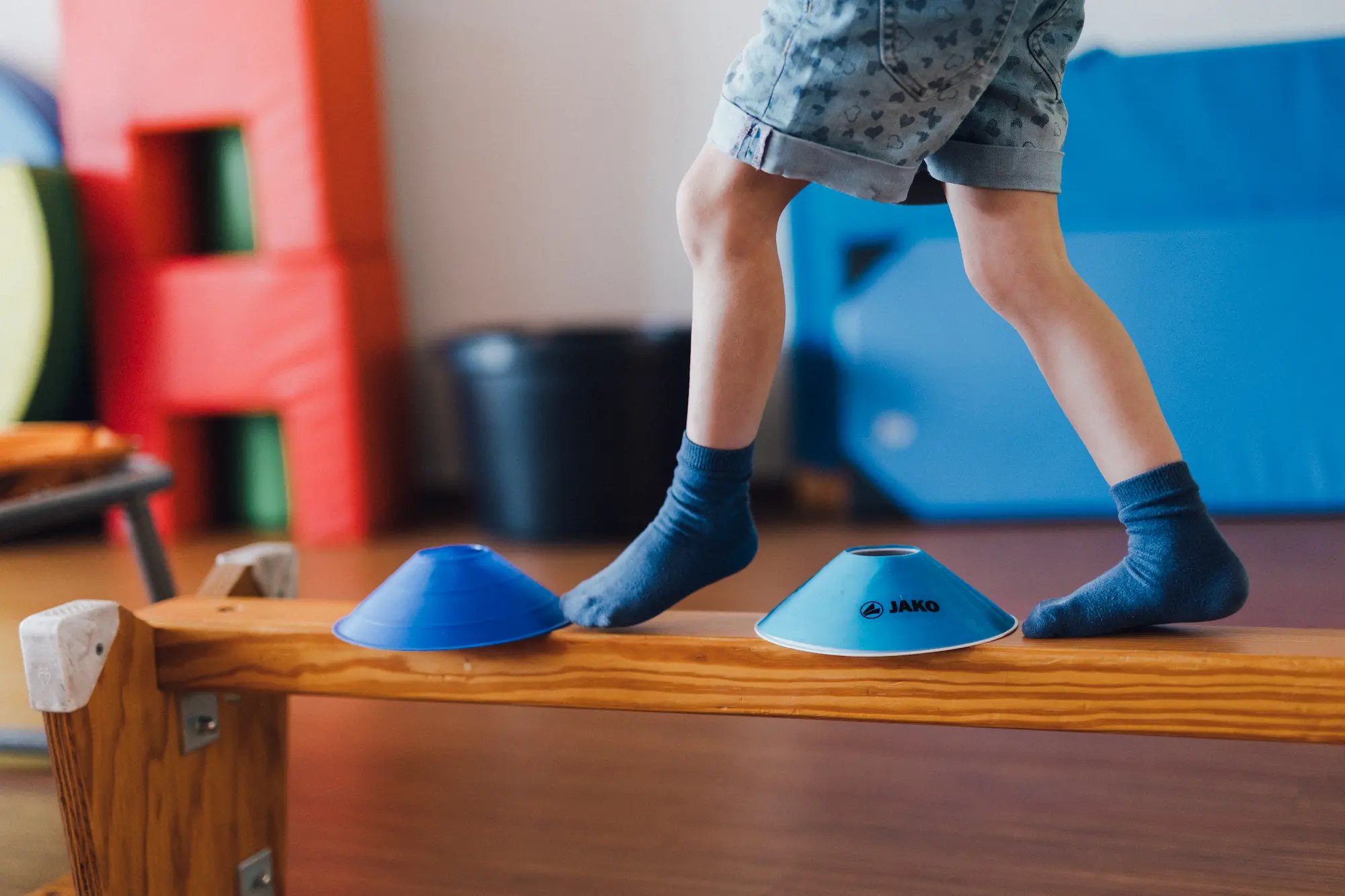 Kind balanciert auf einer Bank