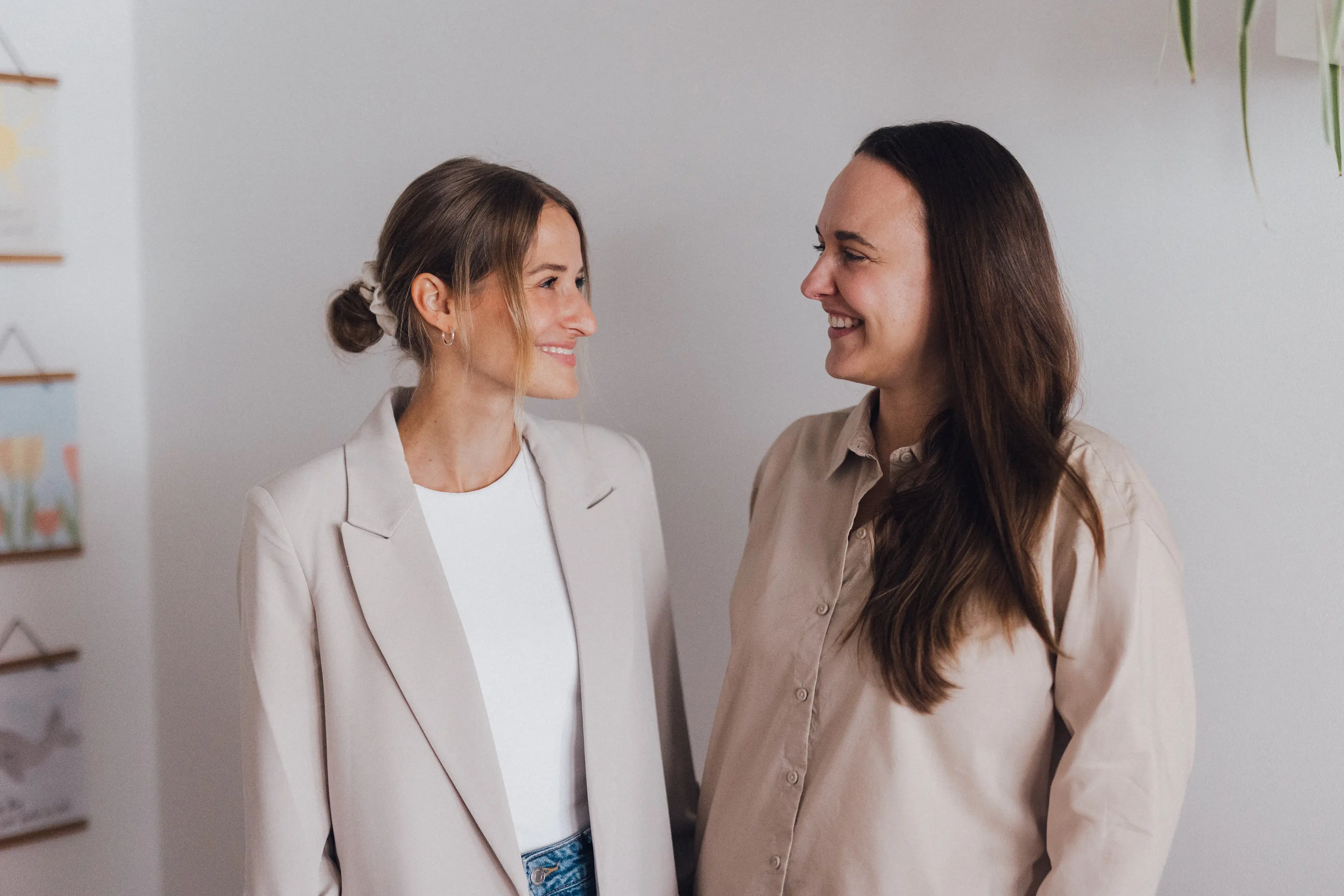 Die beiden lachenden Geschäftsführerinnen der Praxis Custers