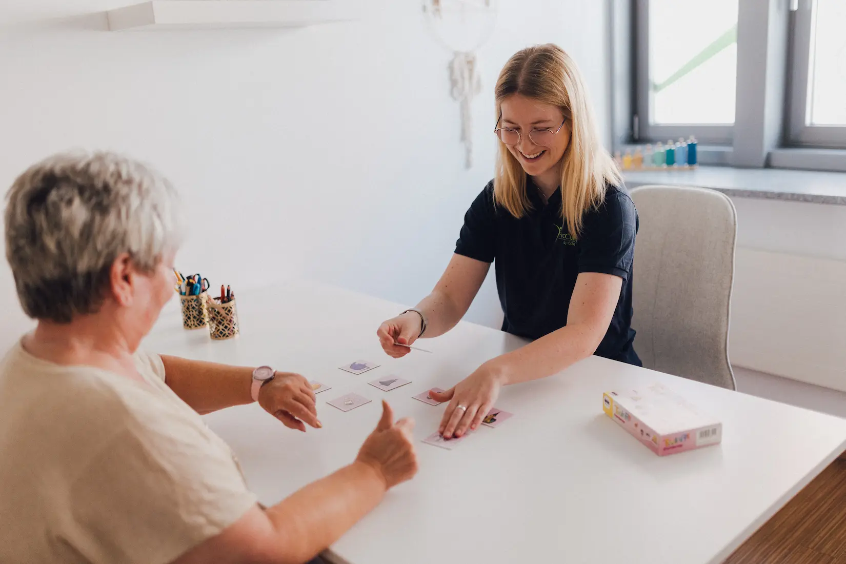 Frau in der Praxis Custers arbeitet mit ihrer Therapeutin