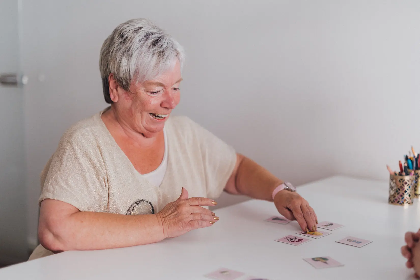 Frau legt Bildkarten auf einen Tisch