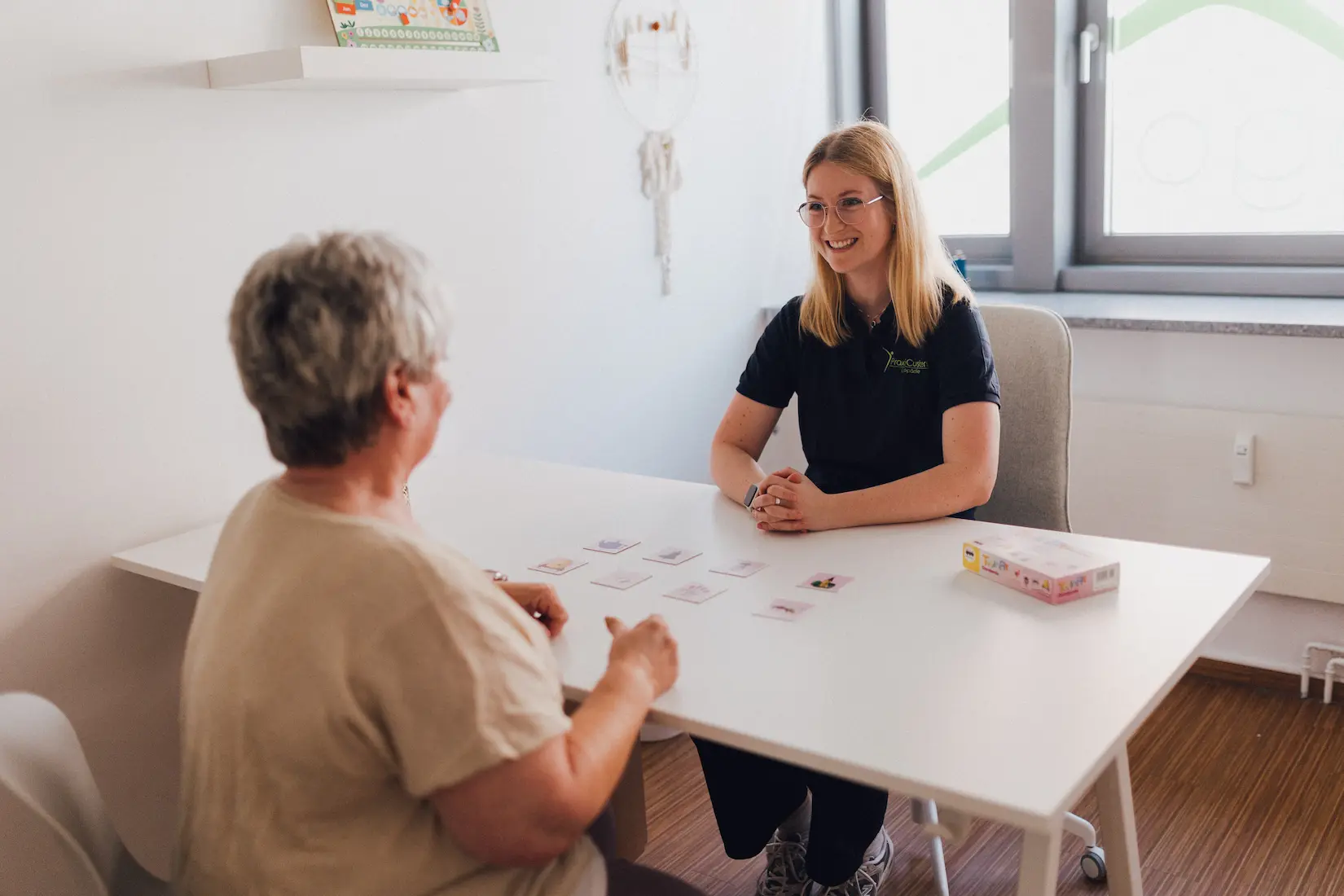 Logopädin und eine Patientin in der Praxis Custers