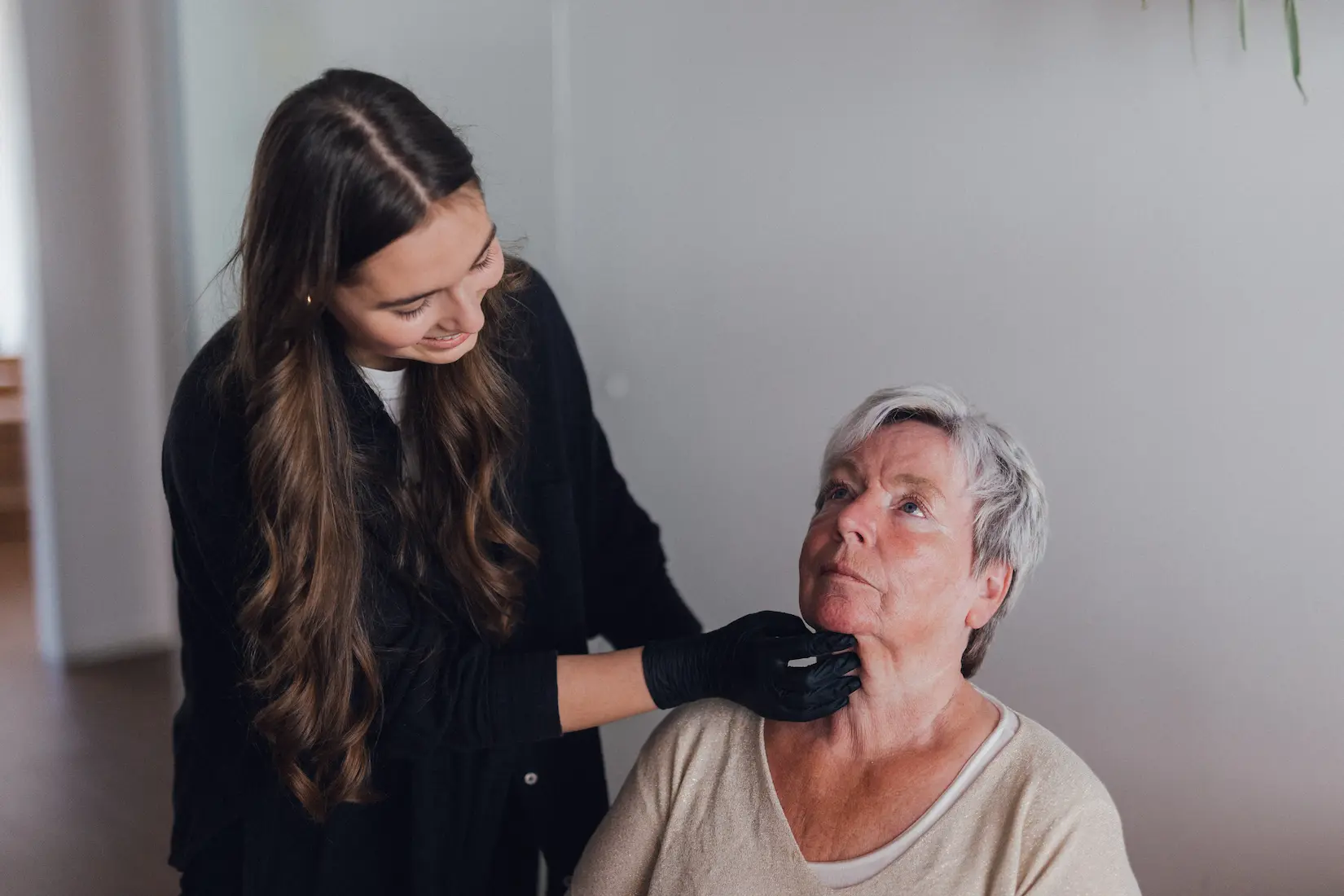 Logopädin behandelt Patientin in der Praxis Custers