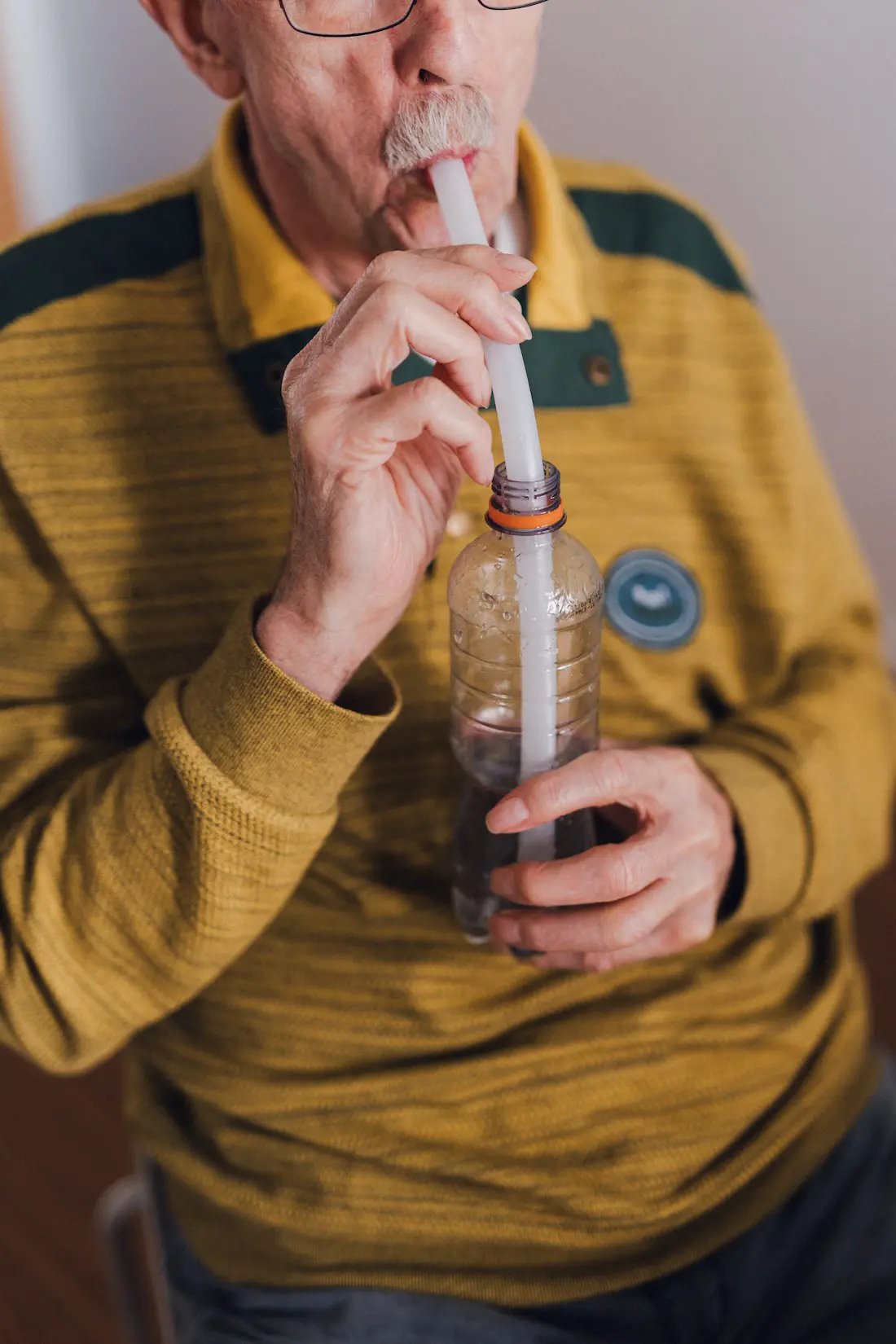 Flasche mit Trinkhalm als Hilfsmittel in der Logopädie