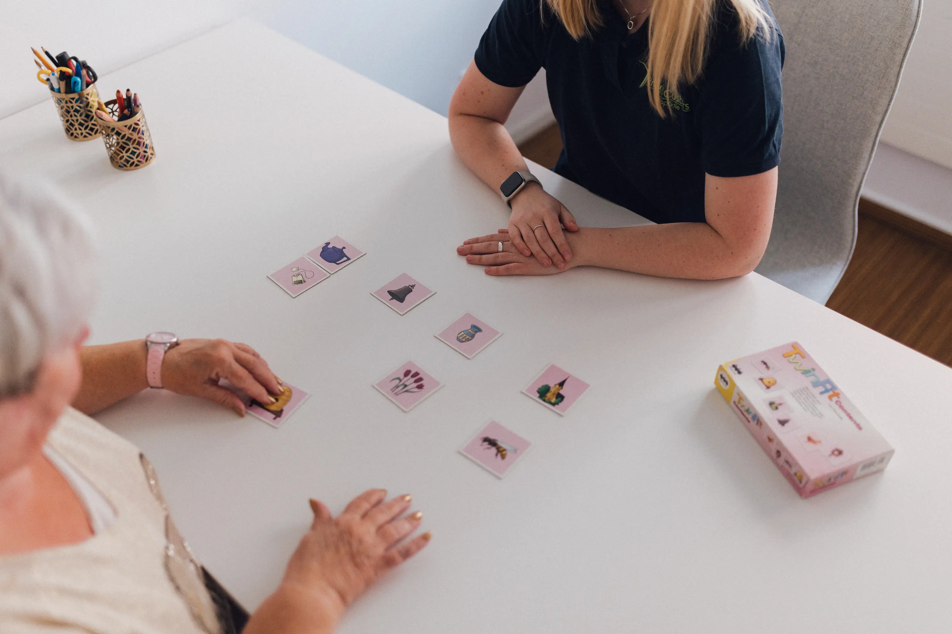 Logopädische Übung einer Therapeutin mit ihrer Patientin