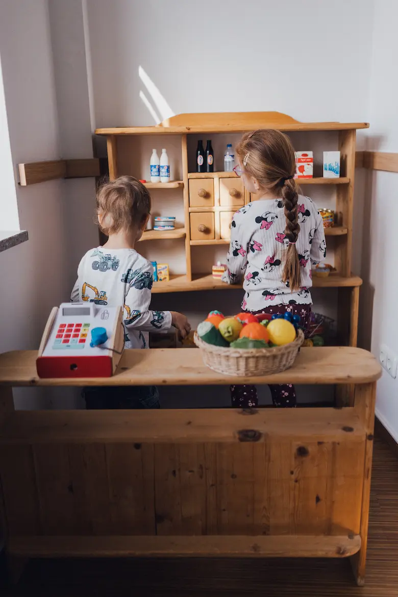 Zwei Kinder in einem kleinen Einkaufsladen
