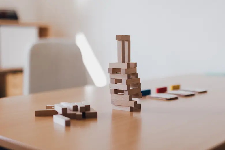 Bildkarten und Bausteine auf einem Tisch