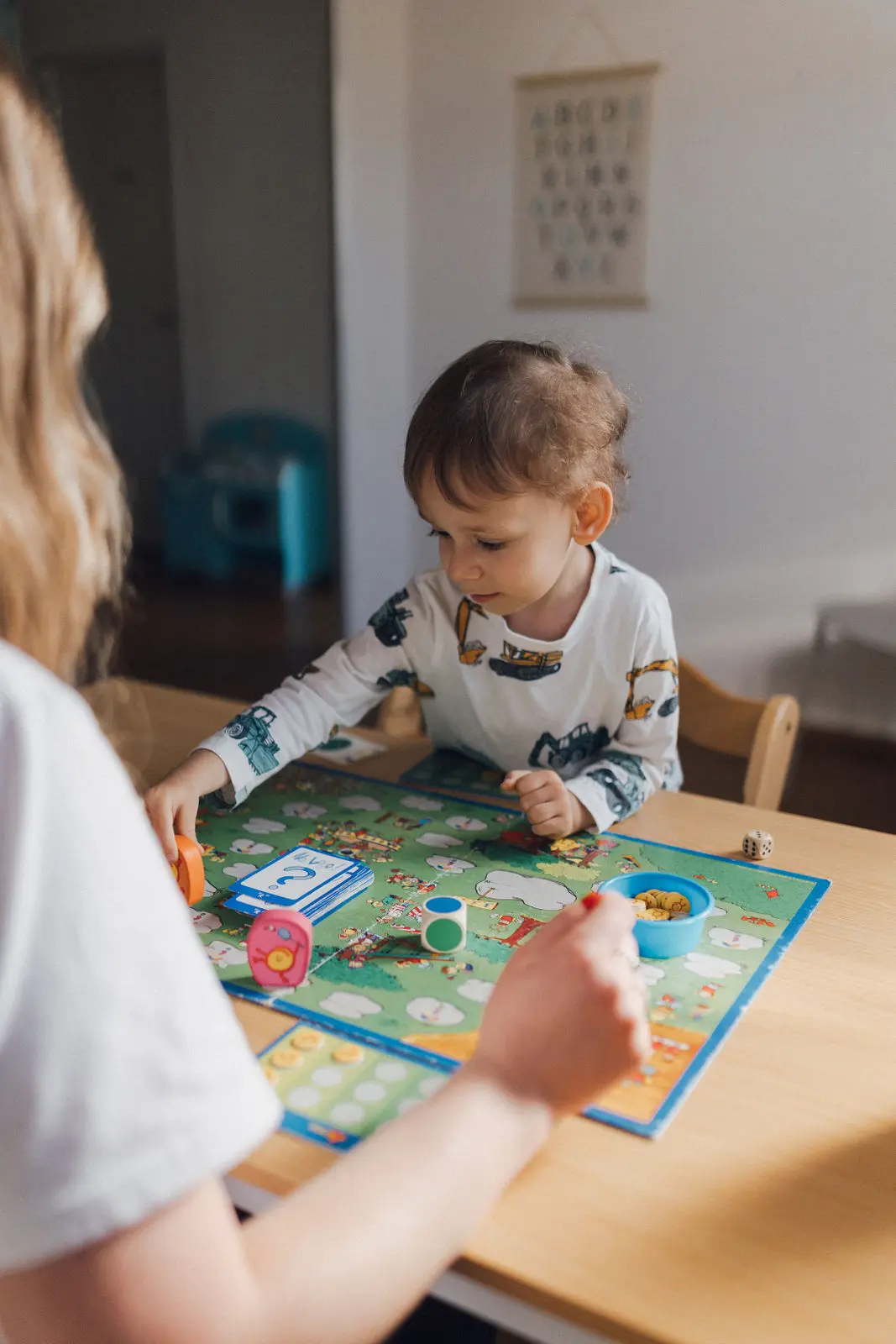 Kind spielt ein Brettspiel mit einer Logopädin