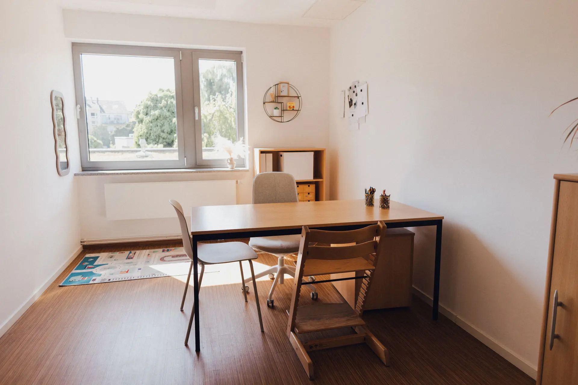 Ein Raum mit Utensilien in der Praxis Custers